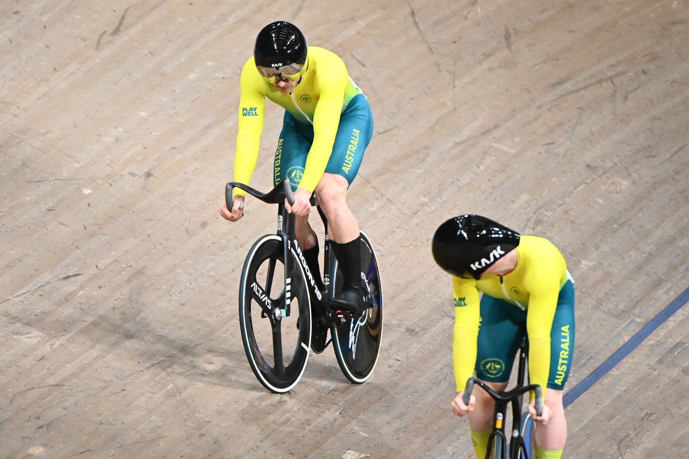 Leigh Hoffman racing against Tayte Ryan of Australia in the men's sprint at the Glasgow 2026 Commonwealth Games.